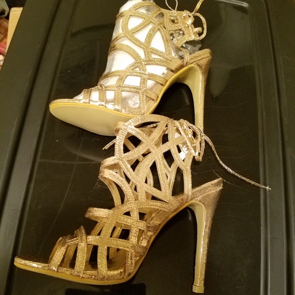 🎉 NWOT Gold Metallic Gladiator - Picture 3 of 6